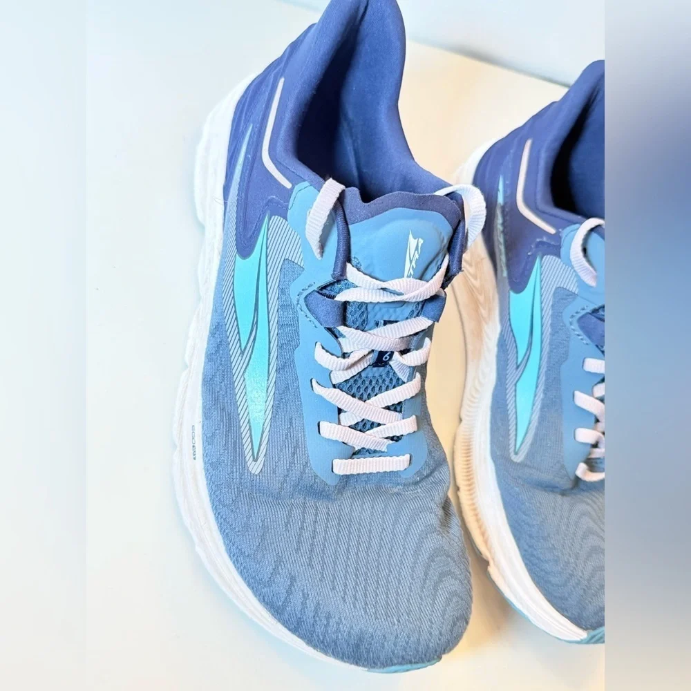Altra Torin 6 road running shoes in the 